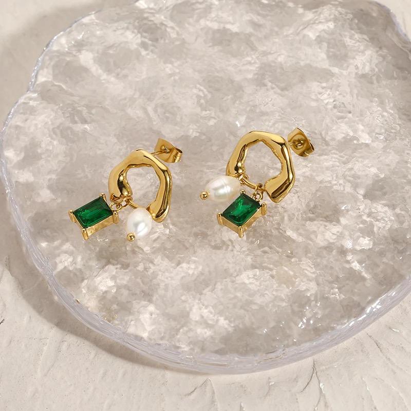 Emerald & pearl earrings